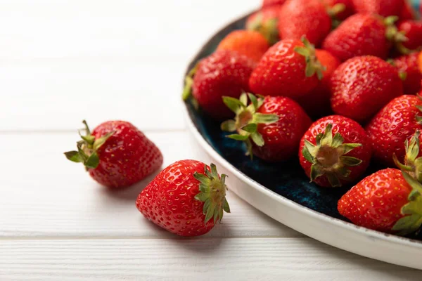 Beyaz ahşap bir arka planda taze olgun çilekler. Vejetaryen organik böğürtlen. Sağlıklı yiyecek. Vitamin.