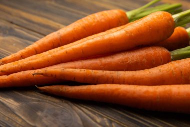 Kahverengi desenli taze havuçlar. Salata. Vejetaryen organik sebzeler. Sağlıklı yiyecekler.