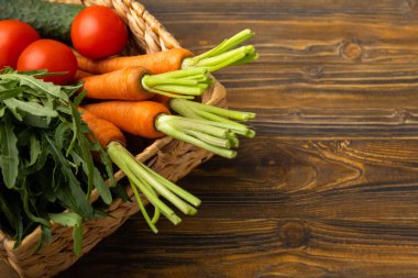 Kahverengi desenli taze havuçlar. Salata. Vejetaryen organik sebzeler. Sağlıklı yiyecekler.