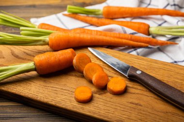 Havuç dilimleri. Kahverengi dokuda taze havuç. Salata için dilimlenmiş havuç dilimleri. Vejetaryen organik sebzeler. Sağlıklı yiyecekler.