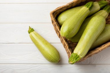 Beyaz dokuda sebze kabağı kabağı kabağı. Vejetaryen organik sebzeler. Sağlıklı yiyecekler.