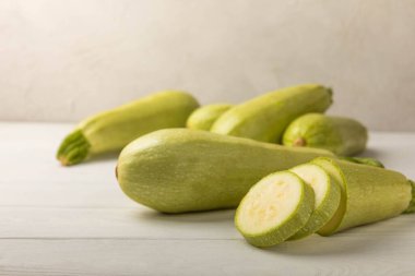 Beyaz dokuda sebze kabağı kabağı kabağı. Vejetaryen organik sebzeler. Sağlıklı yiyecekler.