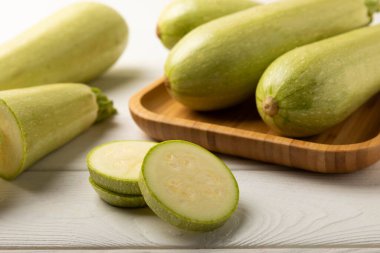 Beyaz dokuda sebze kabağı kabağı kabağı. Vejetaryen organik sebzeler. Sağlıklı yiyecekler.