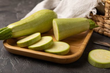 Siyah doku üzerine kabak kabağı dilimleri. Vejetaryen organik sebzeler. Sağlıklı yiyecekler. Yazı için yer.