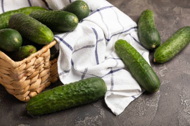 Beyaz siyah dokuda taze salatalıklar. Vejetaryen organik sebzeler. Salata için. Sağlıklı yiyecek. Boşluğu kopyala. Metin için yer