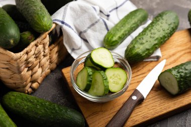 Beyaz siyah dokuda taze salatalıklar. Salata için dilimlenmiş salatalık dilimleri. Vejetaryen organik sebzeler. Sağlıklı yiyecekler.