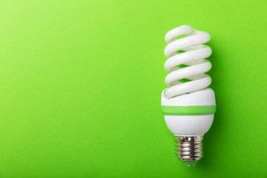 Elektrik ampulleri. Enerji verimliliği kavramı. LED lamba parlak lambaya karşı. Yeşil arka planda kompozisyon. Ekonomik ve çevre dostu bir ampul kavramı kullan.
