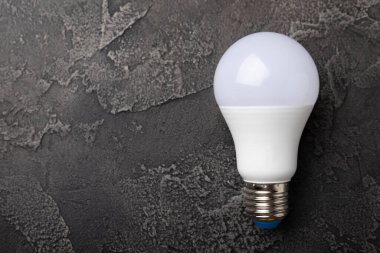 Elektrik ampulleri. Enerji verimliliği kavramı. LED lamba parlak lambaya karşı. Siyah mermer arka planda kompozisyon. Ekonomik ve çevre dostu bir ampul kavramı kullan.