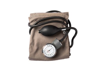 Siyah sphygmomanometre ve tıbbi ekipman monitörü beyaz arka planda izole edilmiş. Sağlık hizmetleri. Mesaj için yer. Tıp konsepti. Kardiyoloji konsepti.