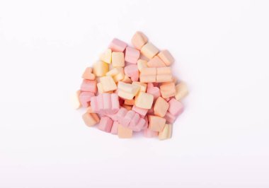 Beyaz arka planda izole edilmiş leziz pembe marşmelov. Çilek aromalı tatlılar.
