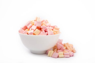 Beyaz arka planda izole edilmiş seramik bir kasede marşmelov. Meyveli marşmelov. Atıştırmalık tatlı ve atıştırmalıklar.