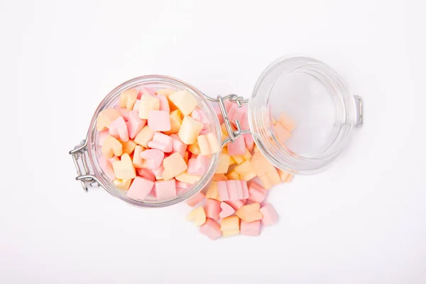 Marshmallow Frasco Vidro Isolado Fundo Branco Doces Com Sabor Fruta — Fotografia de Stock