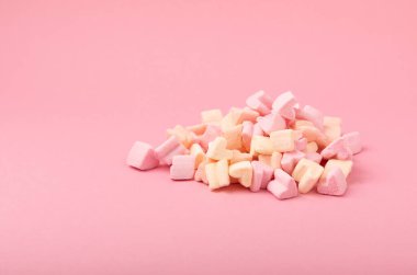 Pembe arka planda meyveli şekerlemeler. Atıştırmalık tatlı ve atıştırmalıklar. Yakın plan şekerleme. Kopya için yer..