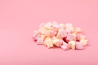 Pembe arka planda meyveli şekerlemeler. Atıştırmalık tatlı ve atıştırmalıklar. Yakın plan şekerleme. Kopya için yer..