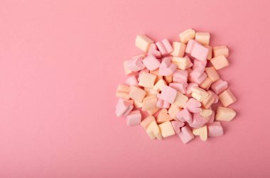 Pembe arka planda meyveli şekerlemeler. Atıştırmalık tatlı ve atıştırmalıklar. Yakın plan şekerleme. Kopya için yer..