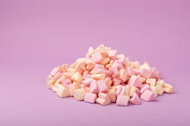 Leylak arkaplanda marshmallow. Kapalı kapaklı çilek aromalı şeker, partiler için abur cubur, kahve ve kakao. Kış yiyecekleri konsepti..