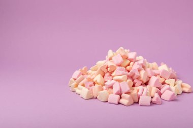 Leylak arkaplanda marshmallow. Kapalı kapaklı çilek aromalı şeker, partiler için abur cubur, kahve ve kakao. Kış yiyecekleri konsepti..
