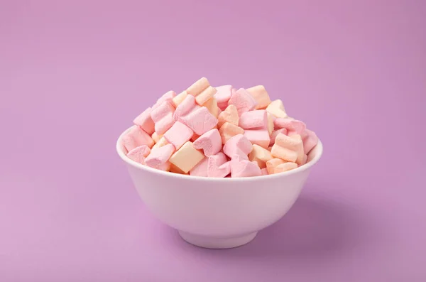 Tigelas Marshmallow Fundo Lilás Closeup Morango Sabor Doce Mastigável Snacks — Fotografia de Stock