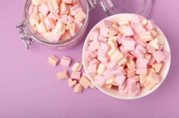 Tigelas Marshmallow Fundo Lilás Closeup Morango Sabor Doce Mastigável Snacks — Fotografia de Stock