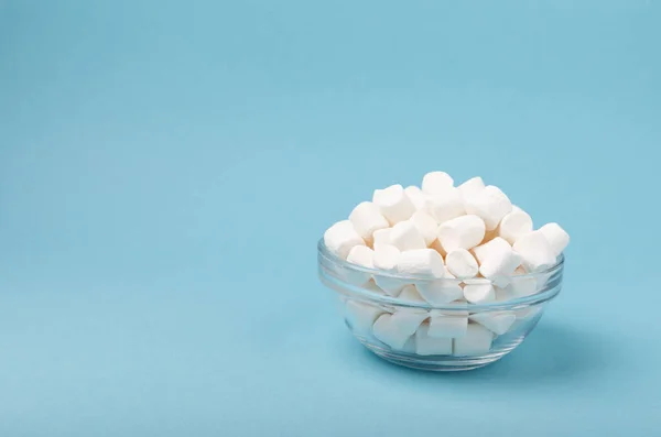 Marshmallows Schalen Auf Blauem Hintergrund Nahaufnahme Gummibärchen Snacks Und Snacks — Stockfoto