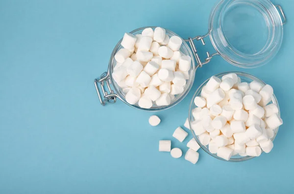 Marshmallows Kommen Een Blauwe Achtergrond Closeup Gummies Snacks Snacks Voor — Stockfoto