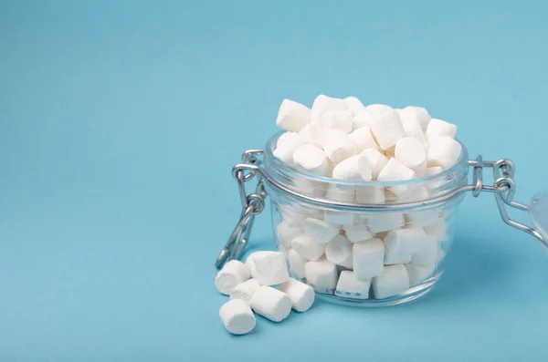 Marshmallows Een Glazen Pot Een Blauwe Achtergrond Snoep Van Dichtbij — Stockfoto