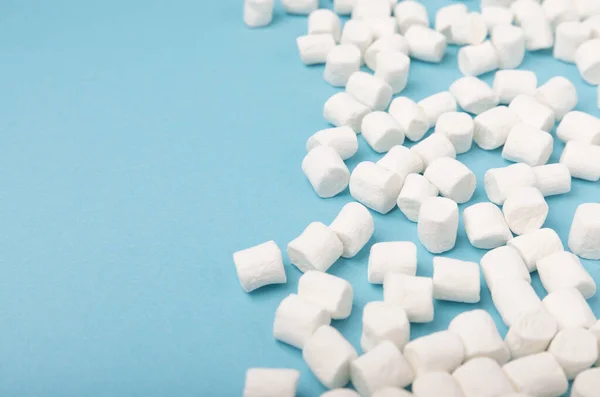 Lose Marshmallows Auf Blauem Hintergrund Weißer Eibisch Lag Flach Süßigkeiten — Stockfoto