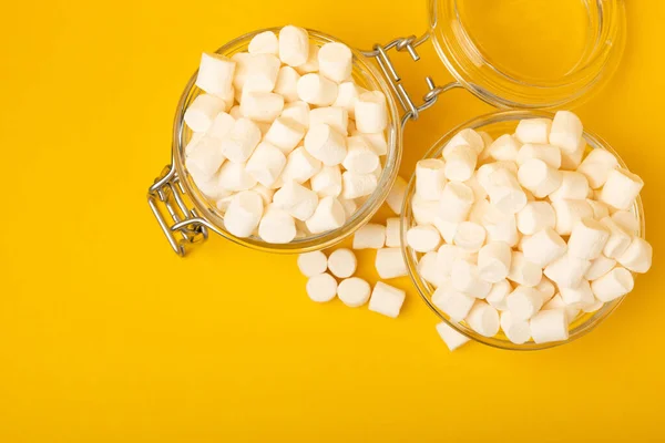 Marshmallow Frasco Vidro Prato Fundo Amarelo Close Doces Mastigáveis Petiscos — Fotografia de Stock