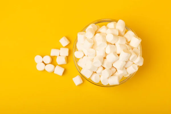Marshmallows Een Kom Een Gele Achtergrond Snoep Snacks Voor Een — Stockfoto