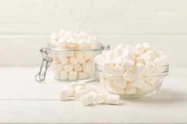 Cam bir kasede şekerlemeler ve beyaz desenli bir masada kavanoz. Atıştırmalık tatlı ve atıştırmalıklar. Yakın plan şekerleme..