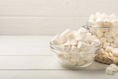 Cam bir kasede şekerlemeler ve beyaz desenli bir masada kavanoz. Atıştırmalık tatlı ve atıştırmalıklar. Yakın plan şekerleme..