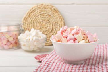 Bir sürü farklı marşmelov kaselerde ve kavanozlarda beyaz desenli bir ahşap üzerinde. Beyaz ve meyveli lokum. Atıştırmalık tatlı ve atıştırmalıklar. Şekerleri yakından çiğniyor. Uzayı kopyala Metin için yer.