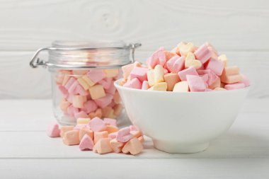 Beyaz desenli cam bir kasede marshmallow. Rustik stil. Yakından büyük şekerler, partiler için abur cuburlar, kahve ve kakao. Kış yiyeceği konsepti. Kopya için yer..