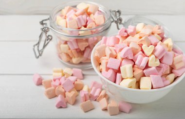 Beyaz desenli cam bir kasede marshmallow. Rustik stil. Yakından büyük şekerler, partiler için abur cuburlar, kahve ve kakao. Kış yiyeceği konsepti. Kopya için yer..