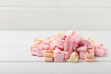 Beyaz dokuda gevşek meyve şekerlemeleri. Atıştırmalık tatlı ve atıştırmalıklar. Yakın plan çiğneme..