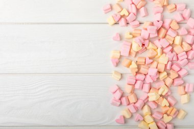 Beyaz dokuda gevşek meyve şekerlemeleri. Atıştırmalık tatlı ve atıştırmalıklar. Yakın plan çiğneme..