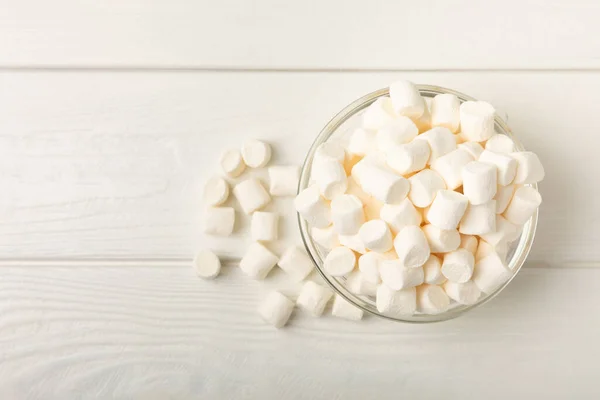 Marshmallow Einer Glasschüssel Auf Weißem Strukturiertem Hintergrund Nahaufnahme Kaubonbons Snacks — Stockfoto