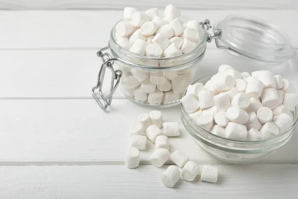 Marshmallows Een Glazen Kom Pot Een Witte Textuur Tafel Snoepjes — Stockfoto