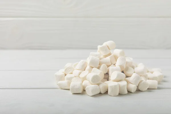 Lose Weiße Marshmallows Auf Weißem Texturholz Süßigkeiten Und Snacks Für — Stockfoto