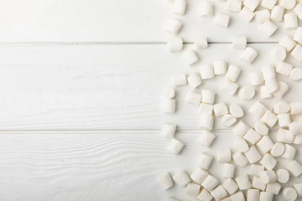 Lose Weiße Marshmallows Auf Weißem Texturholz Süßigkeiten Und Snacks Für — Stockfoto