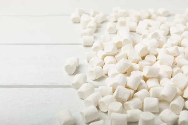 Lose Weiße Marshmallows Auf Weißem Texturholz Süßigkeiten Und Snacks Für — Stockfoto