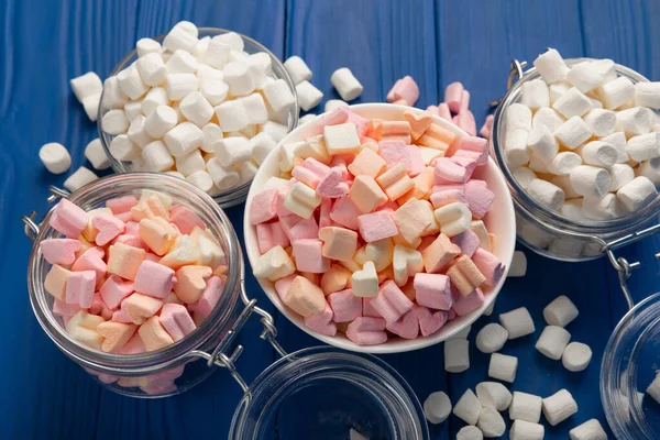 Muitos Marshmallows Diferentes Tigelas Jarros Uma Madeira Texturizada Azul Branco — Fotografia de Stock