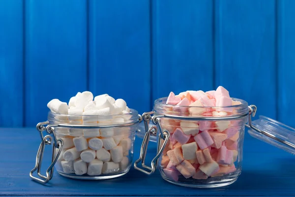 Baunilha Marshmallow Frutado Frasco Vidro Fundo Textura Azul Doces Mastigáveis — Fotografia de Stock