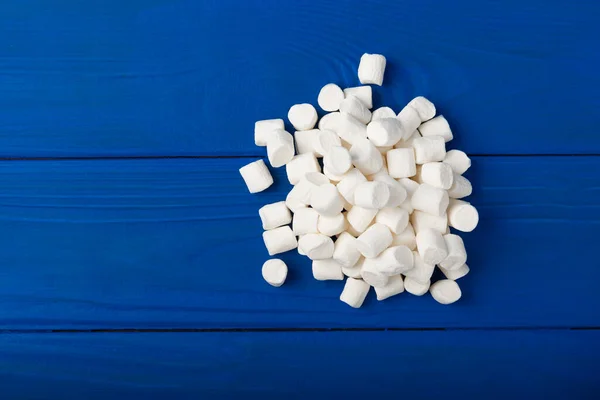 Marshmallow Auf Blauem Hintergrund Gummibonbons Nahaufnahme Snacks Und Snacks Für — Stockfoto