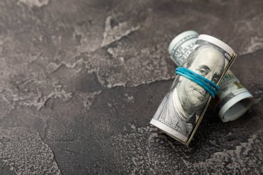 Para, siyah dokuya sahip yüz dolarlık banknotlar. Para masanın üzerine saçıldı. Finans ve ekonomi kavramları. Para biriktirme konsepti. Para biriktiriyorum. Yatırımlar.