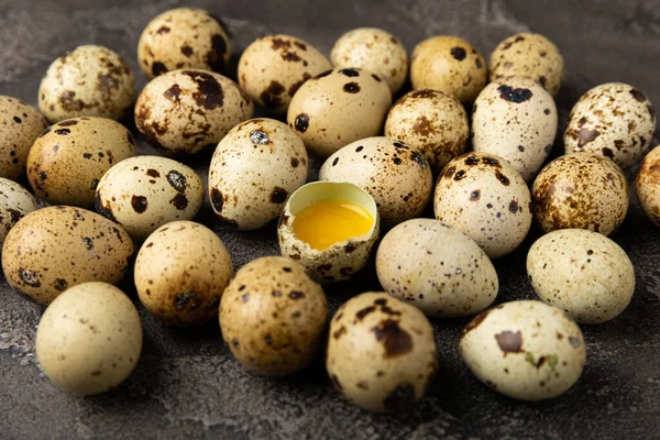 Huevos Codorniz Sobre Fondo Textura Negra Huevos Enteros Rotos Codorniz — Foto de Stock