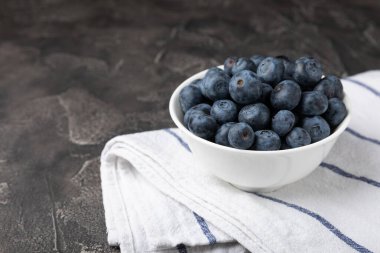 Siyah desenli arka planda seramik bir kasede yaban mersini. Olgun ve taze yaban mersini. Vitaminler. Sağlıklı yiyecekler. Sulu böğürtlen. Boşluğu kopyala. Mesaj için yer