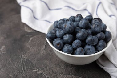 Siyah desenli arka planda seramik bir kasede yaban mersini. Olgun ve taze yaban mersini. Vitaminler. Sağlıklı yiyecekler. Sulu böğürtlen. Boşluğu kopyala. Mesaj için yer