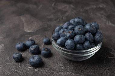 Siyah desenli arka planda seramik bir kasede yaban mersini. Olgun ve taze yaban mersini. Vitaminler. Sağlıklı yiyecekler. Sulu böğürtlen. Boşluğu kopyala. Mesaj için yer