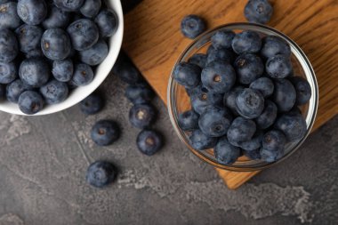 Siyah desenli arka planda seramik bir kasede yaban mersini. Olgun ve taze yaban mersini. Vitaminler. Sağlıklı yiyecekler. Sulu böğürtlen. Boşluğu kopyala. Mesaj için yer